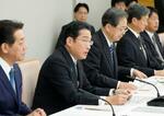 　観光立国推進閣僚会議であいさつする岸田首相（左から２人目）＝１８日午後、首相官邸