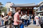 　半袖姿で東京・浅草寺の雷門前を歩く人たち＝３０日午後