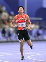 　男子４００メートル予選　ゴールした佐藤拳太郎＝パリ郊外（共同）