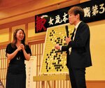 聞き手の岩田二段とともに大盤解説をする山本六段（右）＝２８日、湯梨浜町はわい温泉の望湖楼