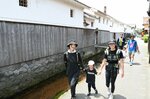 歴史情緒あふれる白壁土蔵群周辺を歩く参加者ら＝１日、鳥取県倉吉市魚町
