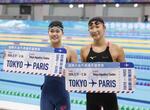 　３月に開かれたパリ五輪代表選考会で、女子１００メートルバタフライの代表に決まった池江璃花子（右）と平井瑞希＝東京アクアティクスセンター