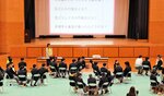 性の悩みについて話し合う岩美高の生徒と鳥取大の学生