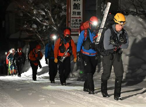 夏山登山道に向かう救助隊＝２５日午前５時、大山町大山