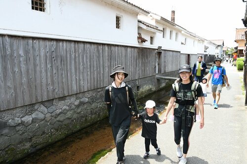 歴史情緒あふれる白壁土蔵群周辺を歩く参加者ら＝１日、鳥取県倉吉市魚町