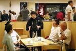 　「発酵祭」で参加者と交流する出展者（中央）＝７月６日、北海道ニセコ町
