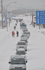 大雪で車が立ち往生した国道９号＝２０１１年１月１日、鳥取県大山町