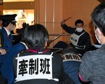 犯人役（右奥）の署員を刺股などで取り押さえる従業員ら＝２６日、鳥取市晩稲のイオンモール鳥取北