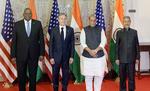 　１０日、ニューデリーでの外務・防衛閣僚協議を前に写真に納まる（左から）オースティン米国防長官、ブリンケン米国務長官、インドのシン国防相、インドのジャイシャンカル外相（共同）