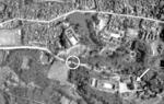 　米軍上陸翌日の１９４５年４月２日撮影の首里城周辺。地下壕に旧日本軍司令部があったが、上空からは確認できない。周辺に被害は見られず、拡大すると守礼門（画面中央の丸）や正殿（右下の矢印）が確認できる