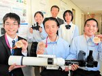 分光器開発について発表し、上位入賞した科学部員ら＝５月２９日、米子市彦名町の米子高専
