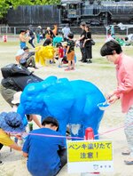 動物オブジェをカラフルに塗装する参加者