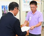 足羽教育長（左）に要望書を手渡す手嶋町長＝２０日、鳥取県庁