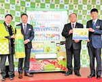 支援自販機の設置を祝うキリンビバレッジの谷井執行役員（左から２人目）ら関係者＝６日、豊岡市八社宮のＪＡたじまファーマーズマーケットたじまんま