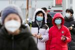 　マスクを着けて北京市内を歩く人たち＝３１日（共同）