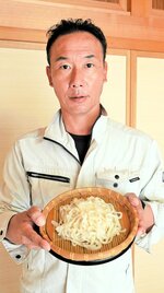 米子の名物にと開発した米粉麺を持つ大下代表＝米子市淀江町今津