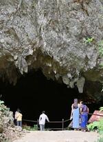 　タムルアン洞窟の入り口と観光客＝２０２３年１２月、タイ・チェンライ郊外（共同）