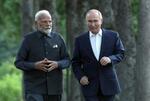　モスクワ郊外の大統領公邸周辺を歩くインドのモディ首相（左）とロシアのプーチン大統領＝８日（ＡＰ＝共同）