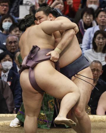 　豊昇龍（右）が寄り切りで翔猿を下す＝エディオンアリーナ大阪