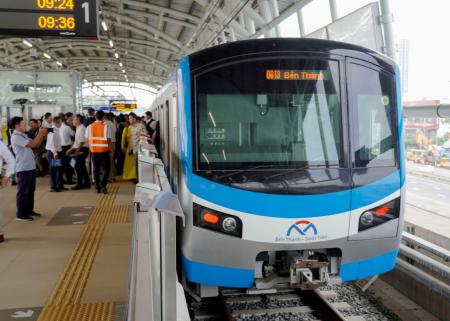 　２２日、ベトナム南部ホーチミンで高架駅に停車する車両（共同）