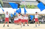 最後に披露されたフラッグダンス＝１７日、香美町香住区訓谷の佐津小