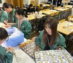 　千葉県成田市で開かれたモクズガニの試食会＝２０２３年１２月