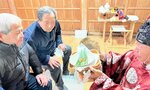 摘み取ったミョウガの育ち具合を確かめる氏子役員＝１１日、新温泉町竹田の面沼神社