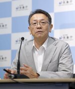 記者会見する南海トラフ地震の評価検討会の平田直会長。但馬地域の自治体も住民に注意を呼びかけている＝８日午後８時３分、気象庁