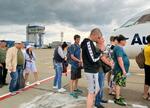 　国後島の空港でサハリン行きの飛行機への搭乗を待つ観光客ら＝２０２３年７月（共同）