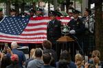 　１１日、米ニューヨークで開かれた中枢同時テロの追悼式典に参加した消防士や警察官ら（ゲッティ＝共同）