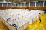 　建築家坂茂さんが代表を務めるＮＰＯ法人が金沢市の避難所に設置した、紙管と布を組み合わせた間仕切り＝１３日