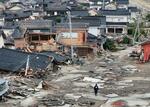 　地震で倒壊したままの海沿いの家屋＝１９日午前、石川県珠洲市宝立町（ドローンから）