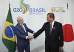 　昨年１１月、握手を交わすブラジルのルラ大統領（左）と石破首相＝リオデジャネイロ