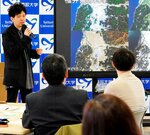 衛星データ活用の可能性について解説する百束氏（左）＝２７日、鳥取市湖山町南４丁目の鳥取大