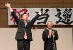 　熊本県知事選で初当選を確実にした木村敬氏（左）＝２４日夜、熊本市