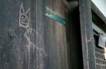 　東大寺二月堂参籠所の扉につけられた傷＝３日午後、奈良市