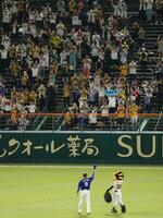 引退を決めていた２０２２年９月、甲子園球場で試合後にファンにあいさつする中日・福留