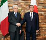 　会談前にイタリアのマッタレッラ大統領（左）と握手する石破首相＝５日午後、首相官邸