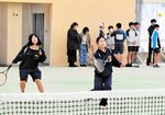 白熱した試合を繰り広げる参加者＝１６日、新温泉町湯の健康公園テニスコート