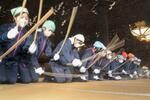 　東本願寺で行われた年末恒例の「すす払い」＝２０日午前、京都市下京区