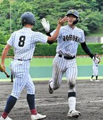 ２回戦・米子工―鳥取城北　鳥取城北は七回、石黒（右）がソロ本塁打を放ちナインとハイタッチを交わす＝ヤマタスポーツパーク野球場
