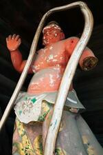 　左腕が折れた長光寺の仁王像＝２日午前、愛知県稲沢市