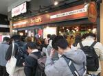 　最終営業日を迎えた「ベッカーズ」の柏店前に並ぶファンら＝２２日午前、千葉県柏市のＪＲ柏駅