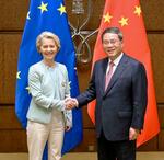 　ＥＵのフォンデアライエン欧州委員長（左）と握手する中国の李強首相＝９日、インド・ニューデリー（新華社＝共同）