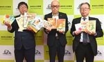 本川理事長（中央）から小林館長（左）に１２冊の推薦図書が渡された＝２７日、鳥取市尚徳町の鳥取県立図書館
