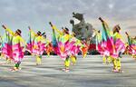 　「ランタンフェスティバル」の開幕式で演舞を披露する高知のよさこいのチーム＝２４日、台湾南部・台南（共同）
