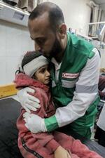 　空爆でけがをした少女を抱き締める男性＝２０日、パレスチナ自治区ガザ南部ハンユニス（ゲッティ＝共同）
