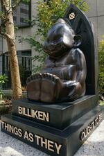 　田村駒の本社前に建立されたビリケンさんのブロンズ像＝１４日午後、大阪市中央区