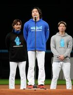 　新庄監督（左）から来季の開幕投手に指名され、ファンの前で抱負を語る日本ハム・伊藤（中央）＝２３日、エスコンフィールド北海道