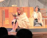 学生演劇「トリヘミア」の劇中劇で、オリジナル作品を演じる団員＝２５日、新温泉町湯の夢ホール